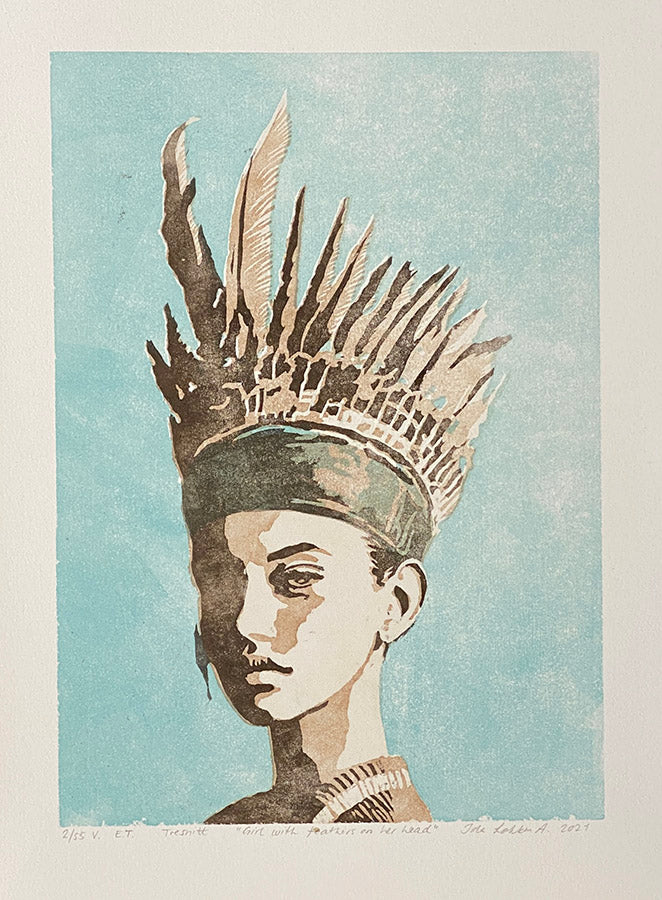 Girl with feathers on her head (blå variant) av Ida Løkken Anstensrud - Galleri EKG AS