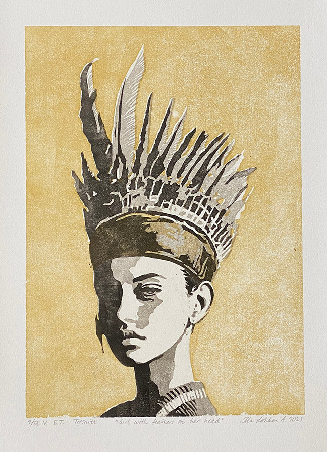Girl with feathers on her head ( gul variant) av Ida Løkken Anstensrud - Galleri EKG AS