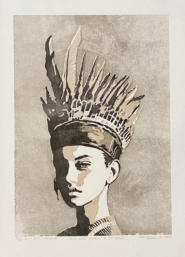 Girl with feathers on her head (grå variant) av Ida Løkken Anstensrud - Galleri EKG AS